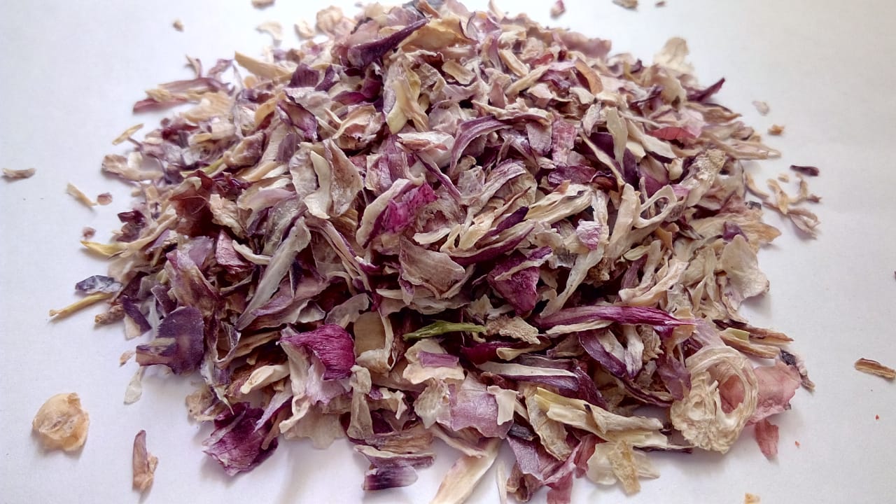 https://www.dehydratedveg.com/images/dehydrated-red-onion-flakes.jpeg