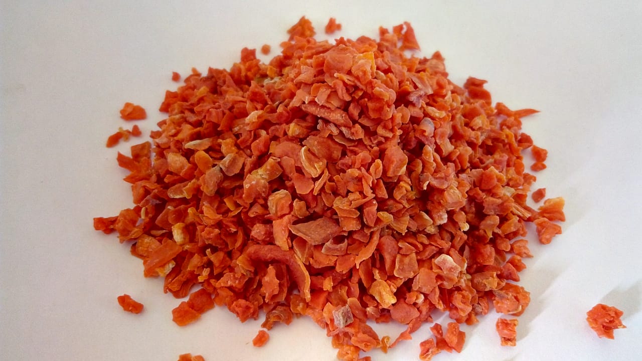 Dried Carrot Flakes in 5*5mm form